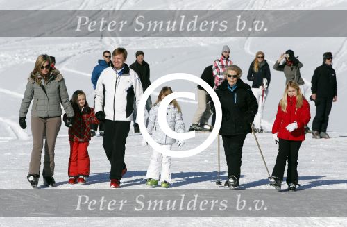 Lech, 18 Februari 2013 Fotoshoot Kon. huis in Lech tijdens de wintersportvakantie met o.a.: Koningin Beatrix, Prins Willem Alexander, Prinses Maxima, Prinses Amalia, Prinses Alexia en Prinses Ariane.
Foto Peter Smulders BV