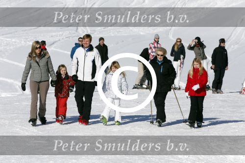 Lech, 18 Februari 2013 Fotoshoot Kon. huis in Lech tijdens de wintersportvakantie met o.a.: Koningin Beatrix, Prins Willem Alexander, Prinses Maxima, Prinses Amalia, Prinses Alexia en Prinses Ariane.
Foto Peter Smulders BV