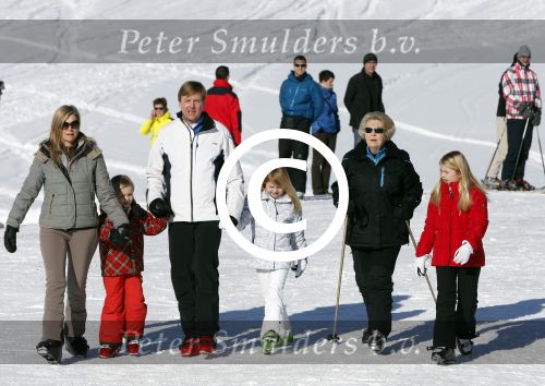 Lech, 18 Februari 2013 Fotoshoot Kon. huis in Lech tijdens de wintersportvakantie met o.a.: Koningin Beatrix, Prins Willem Alexander, Prinses Maxima, Prinses Amalia, Prinses Alexia en Prinses Ariane.
Foto Peter Smulders BV