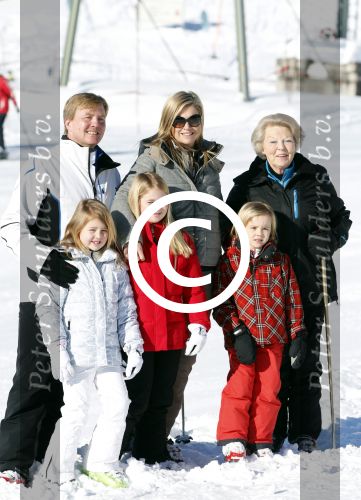 Lech, 18 Februari 2013 Fotoshoot Kon. huis in Lech tijdens de wintersportvakantie met o.a.: Koningin Beatrix, Prins Willem Alexander, Prinses Maxima, Prinses Amalia, Prinses Alexia en Prinses Ariane.
Foto Peter Smulders BV