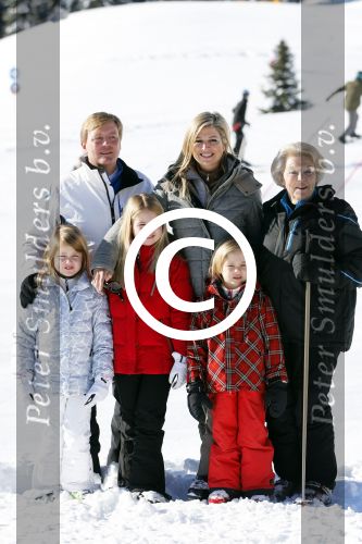 Lech, 18 Februari 2013 Fotoshoot Kon. huis in Lech tijdens de wintersportvakantie met o.a.: Koningin Beatrix, Prins Willem Alexander, Prinses Maxima, Prinses Amalia, Prinses Alexia en Prinses Ariane.
Foto Peter Smulders BV