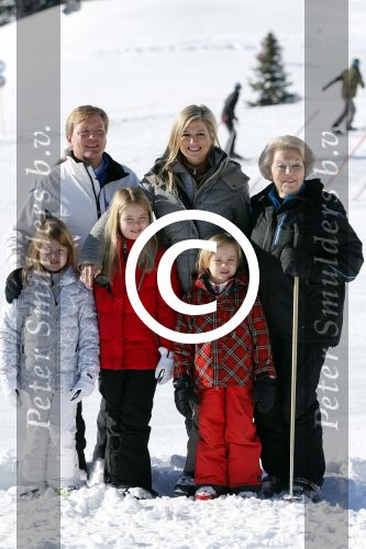Lech, 18 Februari 2013 Fotoshoot Kon. huis in Lech tijdens de wintersportvakantie met o.a.: Koningin Beatrix, Prins Willem Alexander, Prinses Maxima, Prinses Amalia, Prinses Alexia en Prinses Ariane.
Foto Peter Smulders BV