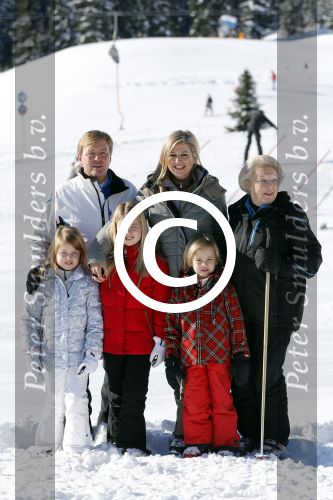 Lech, 18 Februari 2013 Fotoshoot Kon. huis in Lech tijdens de wintersportvakantie met o.a.: Koningin Beatrix, Prins Willem Alexander, Prinses Maxima, Prinses Amalia, Prinses Alexia en Prinses Ariane.
Foto Peter Smulders BV