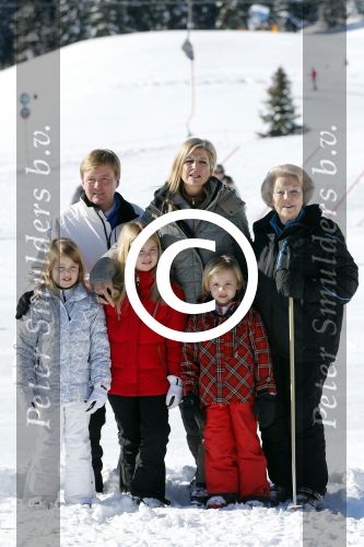 Lech, 18 Februari 2013 Fotoshoot Kon. huis in Lech tijdens de wintersportvakantie met o.a.: Koningin Beatrix, Prins Willem Alexander, Prinses Maxima, Prinses Amalia, Prinses Alexia en Prinses Ariane.
Foto Peter Smulders BV