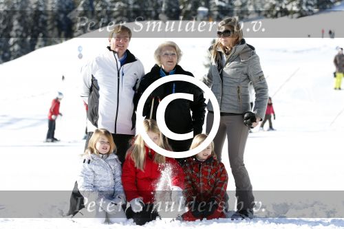 Lech, 18 Februari 2013 Fotoshoot Kon. huis in Lech tijdens de wintersportvakantie met o.a.: Koningin Beatrix, Prins Willem Alexander, Prinses Maxima, Prinses Amalia, Prinses Alexia en Prinses Ariane.
Foto Peter Smulders BV