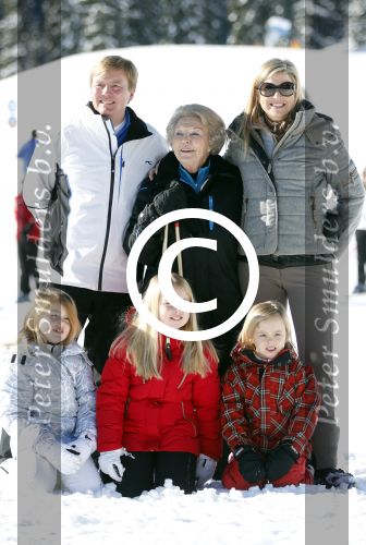 Lech, 18 Februari 2013 Fotoshoot Kon. huis in Lech tijdens de wintersportvakantie met o.a.: Koningin Beatrix, Prins Willem Alexander, Prinses Maxima, Prinses Amalia, Prinses Alexia en Prinses Ariane.
Foto Peter Smulders BV