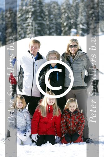 Lech, 18 Februari 2013 Fotoshoot Kon. huis in Lech tijdens de wintersportvakantie met o.a.: Koningin Beatrix, Prins Willem Alexander, Prinses Maxima, Prinses Amalia, Prinses Alexia en Prinses Ariane.
Foto Peter Smulders BV