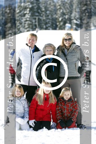 Lech, 18 Februari 2013 Fotoshoot Kon. huis in Lech tijdens de wintersportvakantie met o.a.: Koningin Beatrix, Prins Willem Alexander, Prinses Maxima, Prinses Amalia, Prinses Alexia en Prinses Ariane.
Foto Peter Smulders BV
