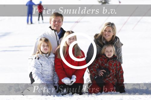 Lech, 18 Februari 2013 Fotoshoot Kon. huis in Lech tijdens de wintersportvakantie met o.a.: Koningin Beatrix, Prins Willem Alexander, Prinses Maxima, Prinses Amalia, Prinses Alexia en Prinses Ariane.
Foto Peter Smulders BV