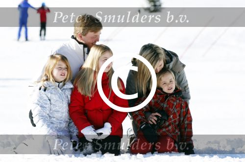 Lech, 18 Februari 2013 Fotoshoot Kon. huis in Lech tijdens de wintersportvakantie met o.a.: Koningin Beatrix, Prins Willem Alexander, Prinses Maxima, Prinses Amalia, Prinses Alexia en Prinses Ariane.
Foto Peter Smulders BV