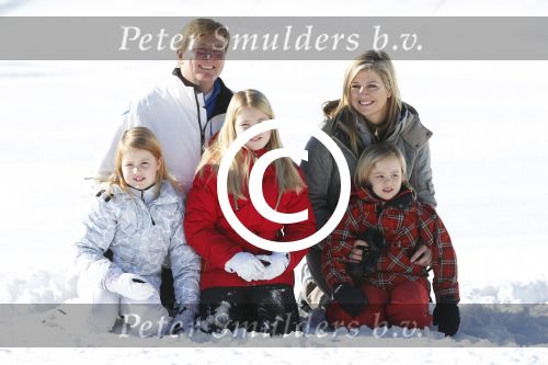 Lech, 18 Februari 2013 Fotoshoot Kon. huis in Lech tijdens de wintersportvakantie met o.a.: Koningin Beatrix, Prins Willem Alexander, Prinses Maxima, Prinses Amalia, Prinses Alexia en Prinses Ariane.
Foto Peter Smulders BV