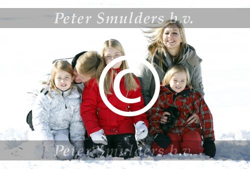 Lech, 18 Februari 2013 Fotoshoot Kon. huis in Lech tijdens de wintersportvakantie met o.a.: Koningin Beatrix, Prins Willem Alexander, Prinses Maxima, Prinses Amalia, Prinses Alexia en Prinses Ariane.
Foto Peter Smulders BV