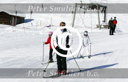 Lech, 18 Februari 2013 Fotoshoot Kon. huis in Lech tijdens de wintersportvakantie met o.a.: Koningin Beatrix, Prins Willem Alexander, Prinses Maxima, Prinses Amalia, Prinses Alexia en Prinses Ariane.
Foto Peter Smulders BV