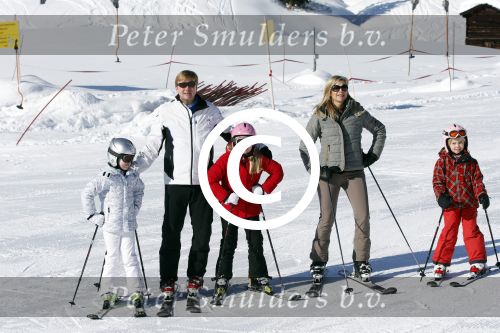 Lech, 18 Februari 2013 Fotoshoot Kon. huis in Lech tijdens de wintersportvakantie met o.a.: Koningin Beatrix, Prins Willem Alexander, Prinses Maxima, Prinses Amalia, Prinses Alexia en Prinses Ariane.
Foto Peter Smulders BV