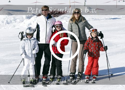 Lech, 18 Februari 2013 Fotoshoot Kon. huis in Lech tijdens de wintersportvakantie met o.a.: Koningin Beatrix, Prins Willem Alexander, Prinses Maxima, Prinses Amalia, Prinses Alexia en Prinses Ariane.
Foto Peter Smulders BV