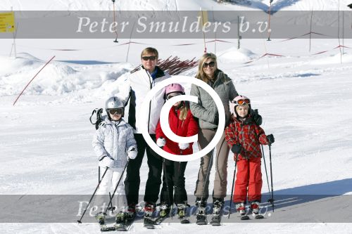 Lech, 18 Februari 2013 Fotoshoot Kon. huis in Lech tijdens de wintersportvakantie met o.a.: Koningin Beatrix, Prins Willem Alexander, Prinses Maxima, Prinses Amalia, Prinses Alexia en Prinses Ariane.
Foto Peter Smulders BV