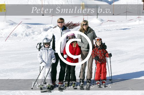 Lech, 18 Februari 2013 Fotoshoot Kon. huis in Lech tijdens de wintersportvakantie met o.a.: Koningin Beatrix, Prins Willem Alexander, Prinses Maxima, Prinses Amalia, Prinses Alexia en Prinses Ariane.
Foto Peter Smulders BV
