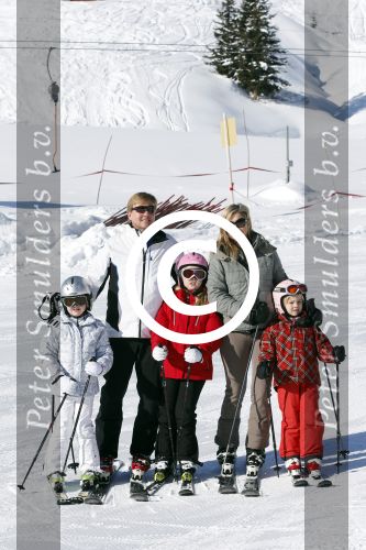 Lech, 18 Februari 2013 Fotoshoot Kon. huis in Lech tijdens de wintersportvakantie met o.a.: Koningin Beatrix, Prins Willem Alexander, Prinses Maxima, Prinses Amalia, Prinses Alexia en Prinses Ariane.
Foto Peter Smulders BV