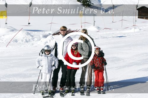 Lech, 18 Februari 2013 Fotoshoot Kon. huis in Lech tijdens de wintersportvakantie met o.a.: Koningin Beatrix, Prins Willem Alexander, Prinses Maxima, Prinses Amalia, Prinses Alexia en Prinses Ariane.
Foto Peter Smulders BV