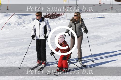Lech, 18 Februari 2013 Fotoshoot Kon. huis in Lech tijdens de wintersportvakantie met o.a.: Koningin Beatrix, Prins Willem Alexander, Prinses Maxima, Prinses Amalia, Prinses Alexia en Prinses Ariane.
Foto Peter Smulders BV