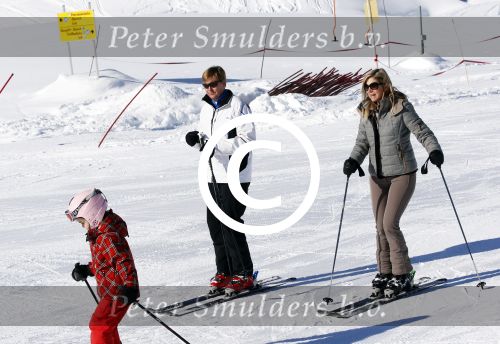 Lech, 18 Februari 2013 Fotoshoot Kon. huis in Lech tijdens de wintersportvakantie met o.a.: Koningin Beatrix, Prins Willem Alexander, Prinses Maxima, Prinses Amalia, Prinses Alexia en Prinses Ariane.
Foto Peter Smulders BV