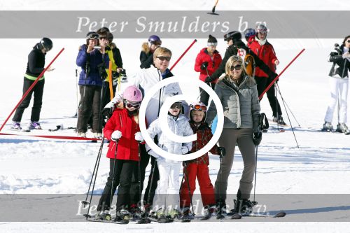 Lech, 18 Februari 2013 Fotoshoot Kon. huis in Lech tijdens de wintersportvakantie met o.a.: Koningin Beatrix, Prins Willem Alexander, Prinses Maxima, Prinses Amalia, Prinses Alexia en Prinses Ariane.
Foto Peter Smulders BV