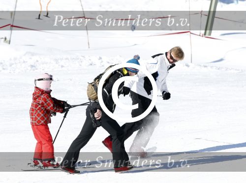 Lech, 18 Februari 2013 Fotoshoot Kon. huis in Lech tijdens de wintersportvakantie met o.a.: Koningin Beatrix, Prins Willem Alexander, Prinses Maxima, Prinses Amalia, Prinses Alexia en Prinses Ariane.
Foto Peter Smulders BV