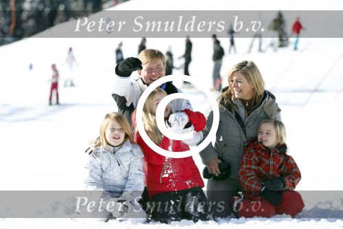 Lech, 18 Februari 2013 Fotoshoot Kon. huis in Lech tijdens de wintersportvakantie met o.a.: Koningin Beatrix, Prins Willem Alexander, Prinses Maxima, Prinses Amalia, Prinses Alexia en Prinses Ariane.
Foto Peter Smulders BV
