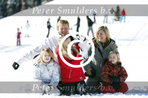 Lech, 18 Februari 2013 Fotoshoot Kon. huis in Lech tijdens de wintersportvakantie met o.a.: Koningin Beatrix, Prins Willem Alexander, Prinses Maxima, Prinses Amalia, Prinses Alexia en Prinses Ariane.
Foto Peter Smulders BV