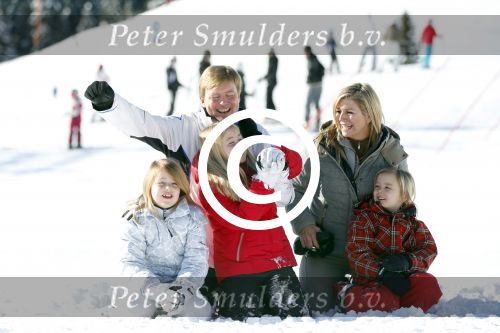 Lech, 18 Februari 2013 Fotoshoot Kon. huis in Lech tijdens de wintersportvakantie met o.a.: Koningin Beatrix, Prins Willem Alexander, Prinses Maxima, Prinses Amalia, Prinses Alexia en Prinses Ariane.
Foto Peter Smulders BV