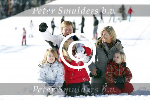 Lech, 18 Februari 2013 Fotoshoot Kon. huis in Lech tijdens de wintersportvakantie met o.a.: Koningin Beatrix, Prins Willem Alexander, Prinses Maxima, Prinses Amalia, Prinses Alexia en Prinses Ariane.
Foto Peter Smulders BV