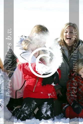 Lech, 18 Februari 2013 Fotoshoot Kon. huis in Lech tijdens de wintersportvakantie met o.a.: Koningin Beatrix, Prins Willem Alexander, Prinses Maxima, Prinses Amalia, Prinses Alexia en Prinses Ariane.
Foto Peter Smulders BV