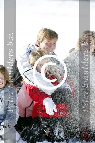 Lech, 18 Februari 2013 Fotoshoot Kon. huis in Lech tijdens de wintersportvakantie met o.a.: Koningin Beatrix, Prins Willem Alexander, Prinses Maxima, Prinses Amalia, Prinses Alexia en Prinses Ariane.
Foto Peter Smulders BV