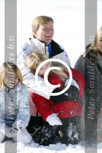Lech, 18 Februari 2013 Fotoshoot Kon. huis in Lech tijdens de wintersportvakantie met o.a.: Koningin Beatrix, Prins Willem Alexander, Prinses Maxima, Prinses Amalia, Prinses Alexia en Prinses Ariane.
Foto Peter Smulders BV