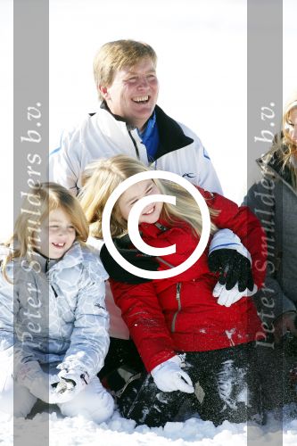 Lech, 18 Februari 2013 Fotoshoot Kon. huis in Lech tijdens de wintersportvakantie met o.a.: Koningin Beatrix, Prins Willem Alexander, Prinses Maxima, Prinses Amalia, Prinses Alexia en Prinses Ariane.
Foto Peter Smulders BV