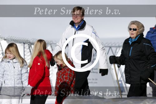 Lech, 18 Februari 2013 Fotoshoot Kon. huis in Lech tijdens de wintersportvakantie met o.a.: Koningin Beatrix, Prins Willem Alexander, Prinses Maxima, Prinses Amalia, Prinses Alexia en Prinses Ariane.
Foto Peter Smulders BV