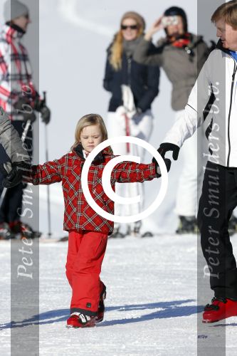 Lech, 18 Februari 2013 Fotoshoot Kon. huis in Lech tijdens de wintersportvakantie met o.a.: Koningin Beatrix, Prins Willem Alexander, Prinses Maxima, Prinses Amalia, Prinses Alexia en Prinses Ariane.
Foto Peter Smulders BV