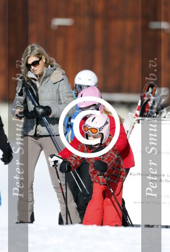 Lech, 18 Februari 2013 Fotoshoot Kon. huis in Lech tijdens de wintersportvakantie met o.a.: Koningin Beatrix, Prins Willem Alexander, Prinses Maxima, Prinses Amalia, Prinses Alexia en Prinses Ariane.
Foto Peter Smulders BV