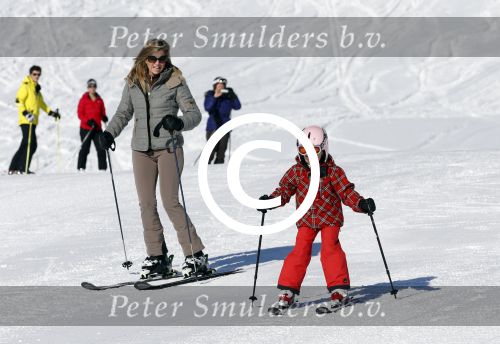 Lech, 18 Februari 2013 Fotoshoot Kon. huis in Lech tijdens de wintersportvakantie met o.a.: Koningin Beatrix, Prins Willem Alexander, Prinses Maxima, Prinses Amalia, Prinses Alexia en Prinses Ariane.
Foto Peter Smulders BV