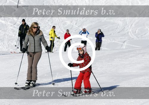 Lech, 18 Februari 2013 Fotoshoot Kon. huis in Lech tijdens de wintersportvakantie met o.a.: Koningin Beatrix, Prins Willem Alexander, Prinses Maxima, Prinses Amalia, Prinses Alexia en Prinses Ariane.
Foto Peter Smulders BV