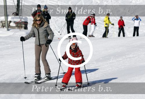 Lech, 18 Februari 2013 Fotoshoot Kon. huis in Lech tijdens de wintersportvakantie met o.a.: Koningin Beatrix, Prins Willem Alexander, Prinses Maxima, Prinses Amalia, Prinses Alexia en Prinses Ariane.
Foto Peter Smulders BV