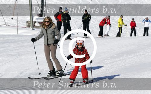 Lech, 18 Februari 2013 Fotoshoot Kon. huis in Lech tijdens de wintersportvakantie met o.a.: Koningin Beatrix, Prins Willem Alexander, Prinses Maxima, Prinses Amalia, Prinses Alexia en Prinses Ariane.
Foto Peter Smulders BV