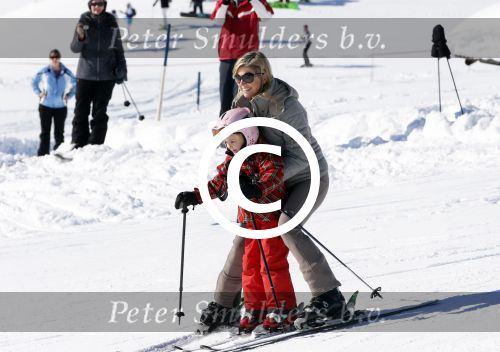 Lech, 18 Februari 2013 Fotoshoot Kon. huis in Lech tijdens de wintersportvakantie met o.a.: Koningin Beatrix, Prins Willem Alexander, Prinses Maxima, Prinses Amalia, Prinses Alexia en Prinses Ariane.
Foto Peter Smulders BV