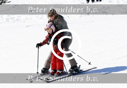 Lech, 18 Februari 2013 Fotoshoot Kon. huis in Lech tijdens de wintersportvakantie met o.a.: Koningin Beatrix, Prins Willem Alexander, Prinses Maxima, Prinses Amalia, Prinses Alexia en Prinses Ariane.
Foto Peter Smulders BV