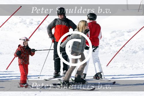 Lech, 18 Februari 2013 Fotoshoot Kon. huis in Lech tijdens de wintersportvakantie met o.a.: Koningin Beatrix, Prins Willem Alexander, Prinses Maxima, Prinses Amalia, Prinses Alexia en Prinses Ariane.
Foto Peter Smulders BV