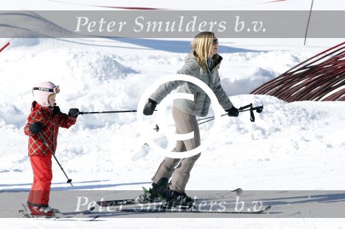 Lech, 18 Februari 2013 Fotoshoot Kon. huis in Lech tijdens de wintersportvakantie met o.a.: Koningin Beatrix, Prins Willem Alexander, Prinses Maxima, Prinses Amalia, Prinses Alexia en Prinses Ariane.
Foto Peter Smulders BV
