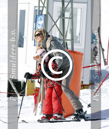 Lech, 18 Februari 2013 Fotoshoot Kon. huis in Lech tijdens de wintersportvakantie met o.a.: Koningin Beatrix, Prins Willem Alexander, Prinses Maxima, Prinses Amalia, Prinses Alexia en Prinses Ariane.
Foto Peter Smulders BV