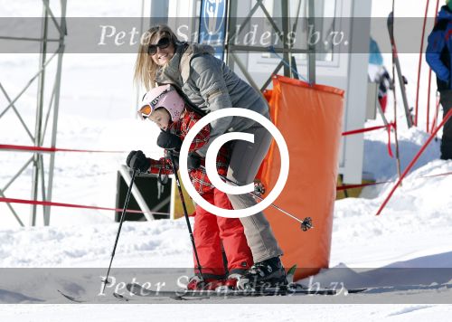 Lech, 18 Februari 2013 Fotoshoot Kon. huis in Lech tijdens de wintersportvakantie met o.a.: Koningin Beatrix, Prins Willem Alexander, Prinses Maxima, Prinses Amalia, Prinses Alexia en Prinses Ariane.
Foto Peter Smulders BV