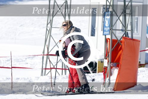 Lech, 18 Februari 2013 Fotoshoot Kon. huis in Lech tijdens de wintersportvakantie met o.a.: Koningin Beatrix, Prins Willem Alexander, Prinses Maxima, Prinses Amalia, Prinses Alexia en Prinses Ariane.
Foto Peter Smulders BV