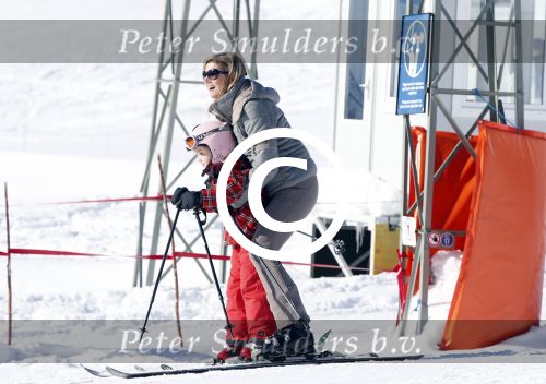 Lech, 18 Februari 2013 Fotoshoot Kon. huis in Lech tijdens de wintersportvakantie met o.a.: Koningin Beatrix, Prins Willem Alexander, Prinses Maxima, Prinses Amalia, Prinses Alexia en Prinses Ariane.
Foto Peter Smulders BV
